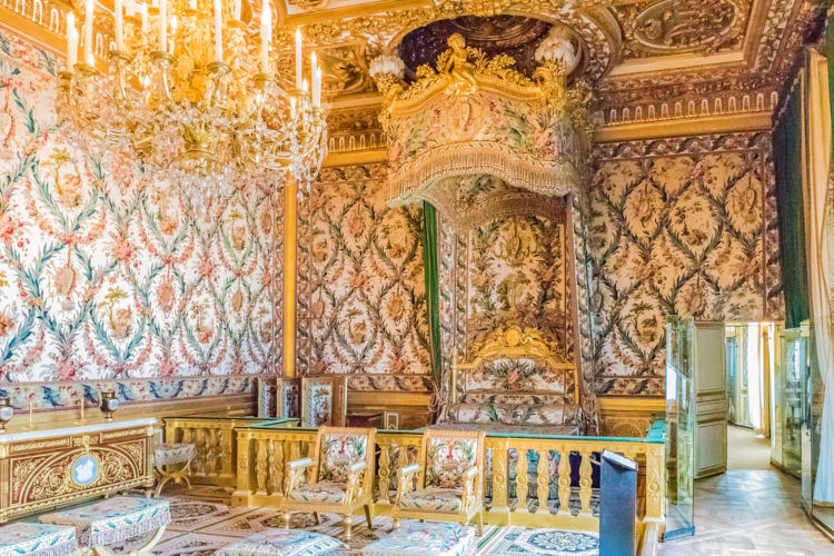 Detalhes da cama e do quarto de Maria Antonieta no Palácio de Versalhes.