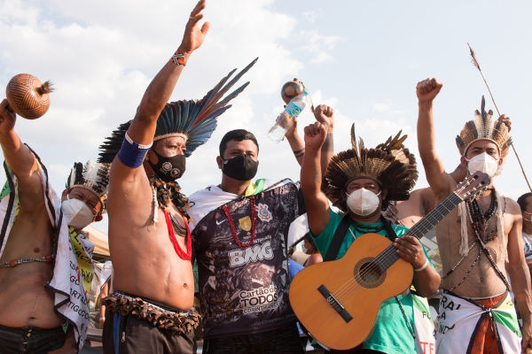 Índios em Brasília protestando contra a tese do marco temporal.[2]