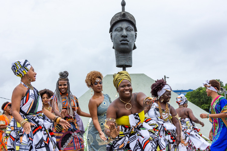  Mulheres negras dançam na frente de estátua de Zumbi dos Palmares, no Rio de Janeiro.