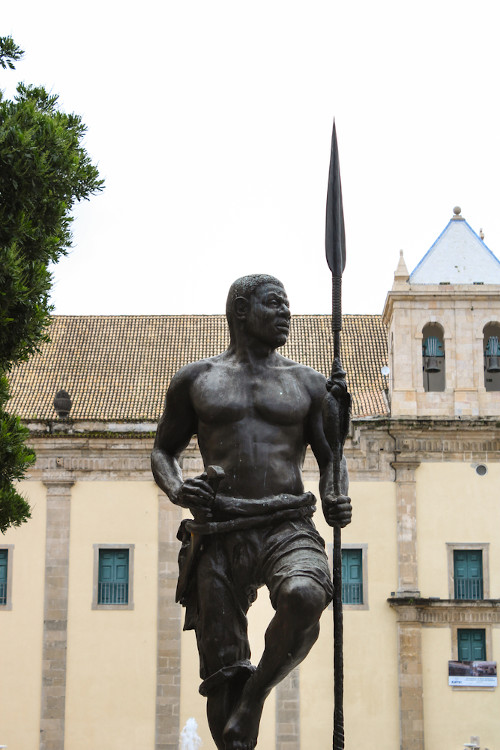 Estátua localizada em Salvador, Bahia, que homenageia Zumbi dos Palmares.[1]