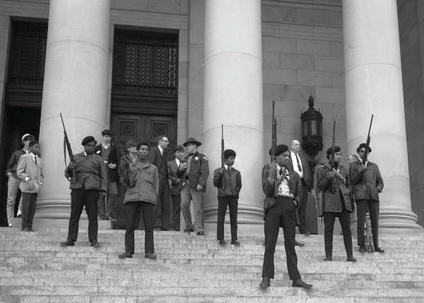 Os Panteras Negras defendiam o porte de armas para que os negros se defendessem das agressões policiais na década de 1960.[1]