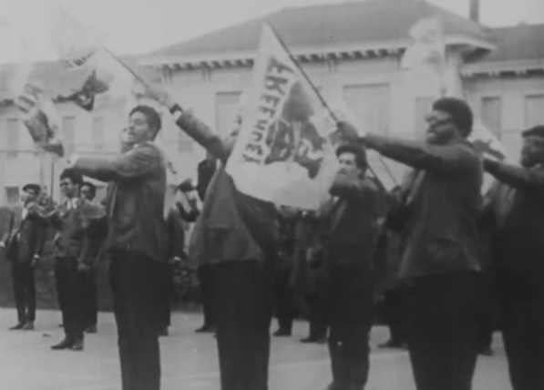 Pessoas levantando bandeiras nas ruas em movimento dos Panteras Negras.