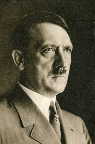 Foto de perfil em preto e branco de Adolf Hitler