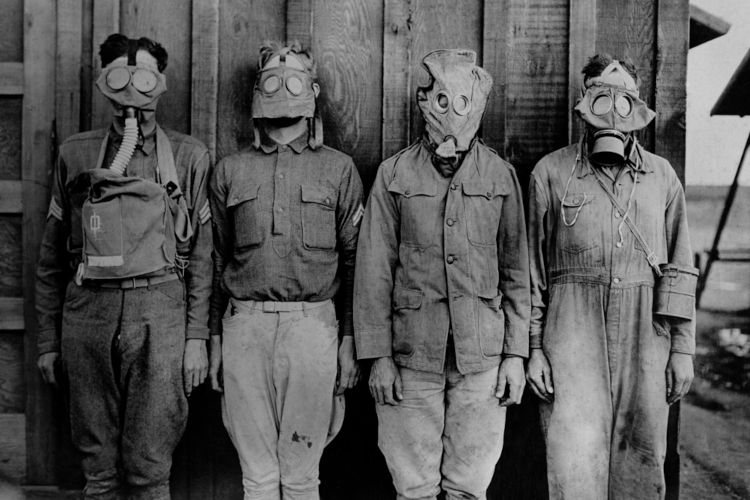 Soldados utilizando máscaras que os protegiam dos efeitos das armas químicas utilizadas durante a Primeira Guerra Mundial.