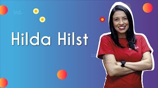 Professora ao lado do texto"Hilda Hilst"