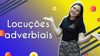 Professora ao lado do texto"Locuções adverbiais"