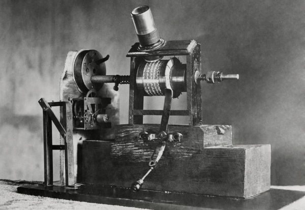 Cinetoscópio, uma das invenções de Thomas Edison.