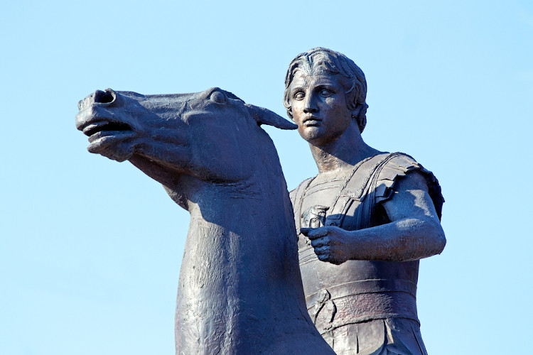 Estátua de Alexandre, o Grande, montado em seu cavalo, localizada em Atenas, na Grécia.