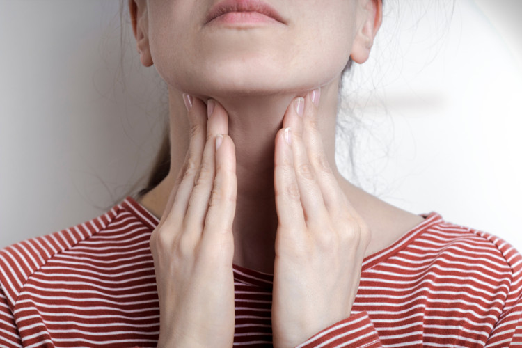 A mononucleose pode provocar febre, dor de garganta e aumento dos linfonodos.