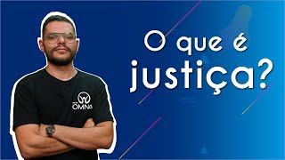 Professor ao lado do texto"O que é justiça?"