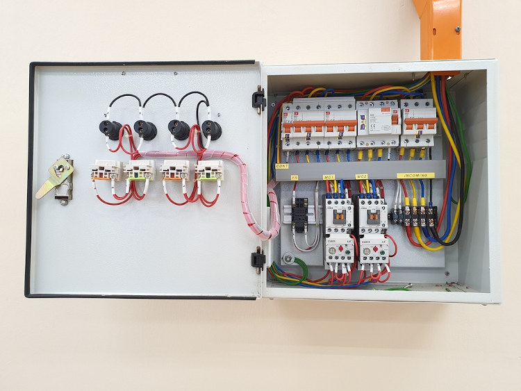 Painel elétrico com disjuntores à mostra.[1]