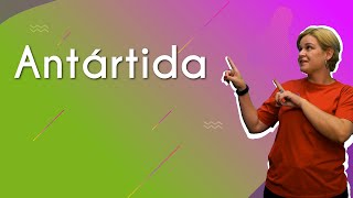 Professora ao lado do texto"Antártida"