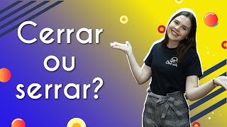 Professora ao lado do texto"Cerrar ou serrar?"