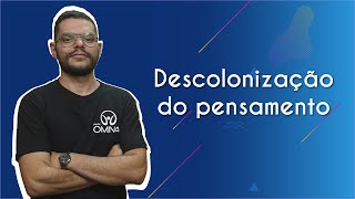 Professor ao lado do texto"Descolonização do pensamento"