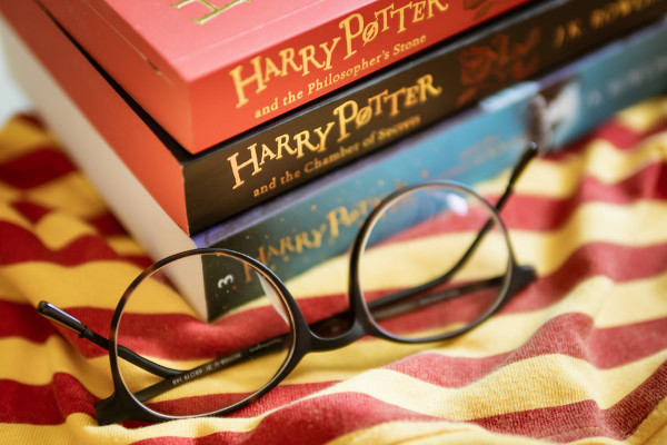 Livros da saga “Harry Potter” empilhados.