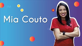 Professora ao lado do texto"Mia Couto"