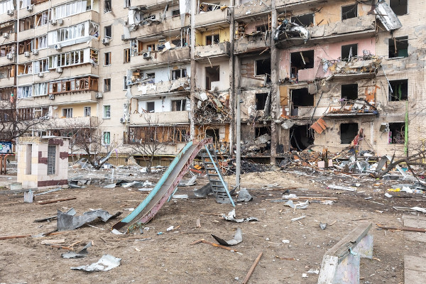Prédio em Kiev, capital da Ucrânia, destruído por bombardeios russos. [1]