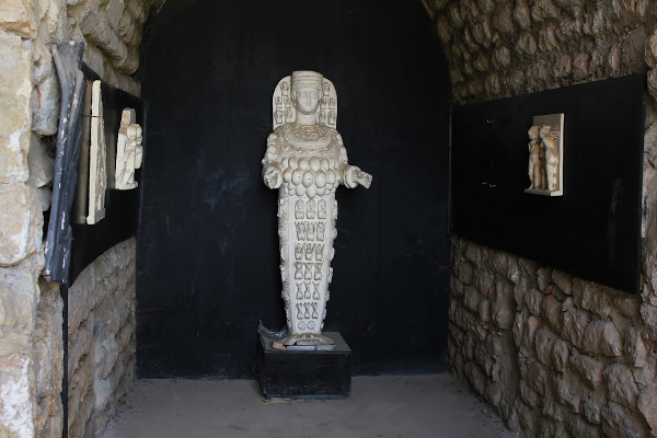 Estátua de Ártemis em templo antigo