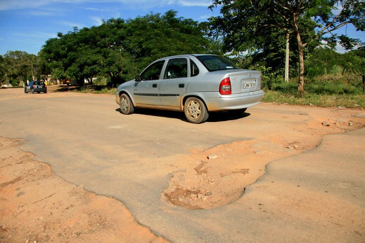 Buracos na rodovia BA 280, em Itabela, Bahia.
