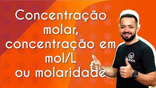 Professor ao lado do texto"Concentração molar, concentração em mol/L ou molaridade"