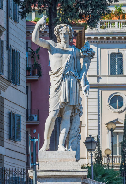 Estátua do deus grego Dioniso em Roma, na Itália.