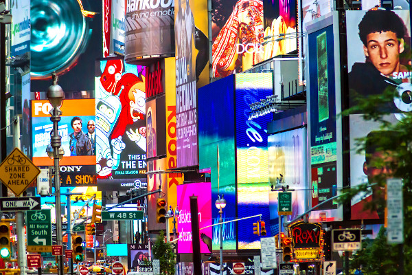Diversos anúncios publicitários na Times Square, em Nova York.