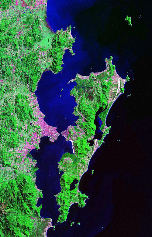 Registro feito por satélite da Nasa mostra Florianópolis, uma capital insular (ilha).