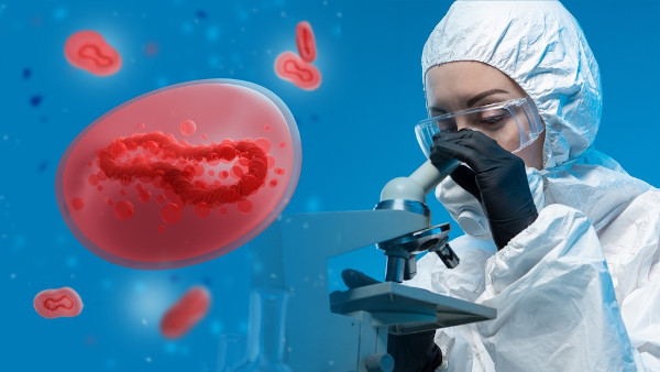 Imagem conceitual em que há uma cientista usando um microscópio e, ao lado dela, representações de vírus, em fundo azul
