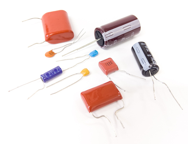 Alguns tipos de capacitores. [1]