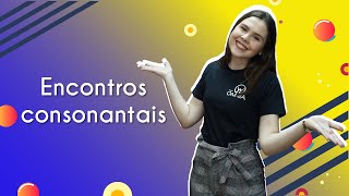 Professora ao lado do texto"Encontros consonantais"