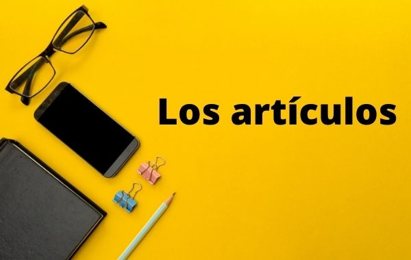 Um par de óculos, um celular e alguns materiais escolares sobre uma superfície amarela, ao lado do escrito “los artículos”.