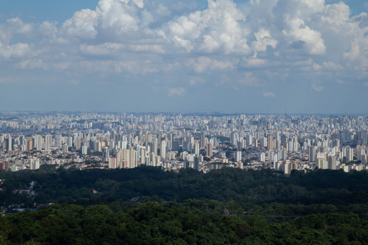 Vista aérea do encontro da Mata Atlântica com a região urbana da cidade de São Paulo.
