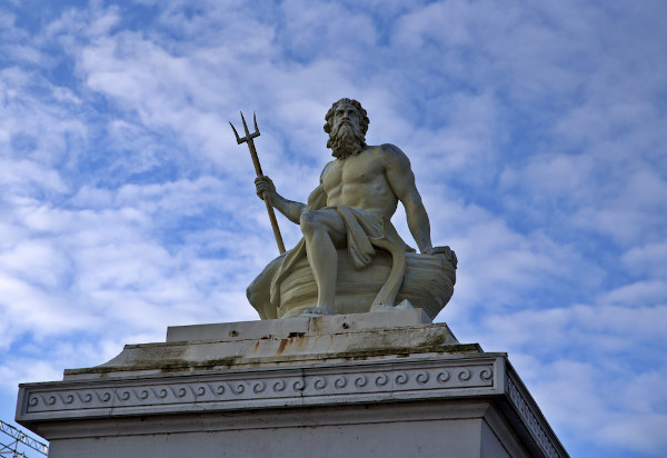 Estátua de Poseidon vista de baixo para cima