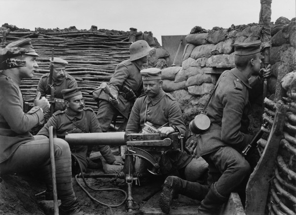Soldados alemães com uma metralhadora em trincheira perto da dos britânicos, em 1916, durante a Primeira Guerra Mundial