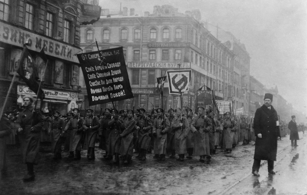 Multidão com bandeiras nas ruas de São Petersburgo, Rússia, em 26 de fevereiro de 1917.