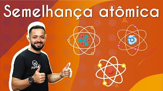 "Semelhança Atômica" escrito sobre fundo laranja com símbolos de átomos