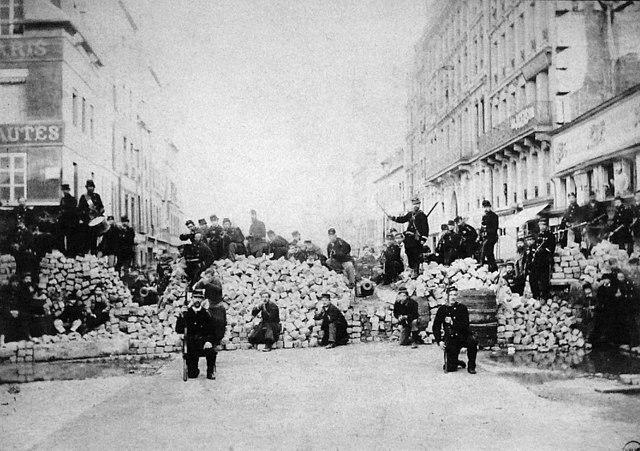 Barricada do Faubourg Saint-Antoine durante a Comuna de Paris.