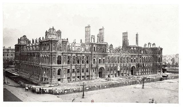 A Câmara Municipal de Paris, após o grande incêndio da Comuna em 1871.