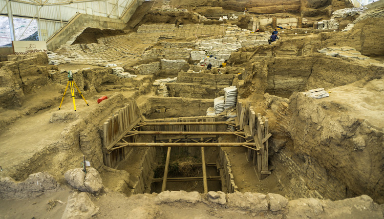  Çatalhüyük, o assentamento mais antigo do mundo, data do Neolítico. [2]