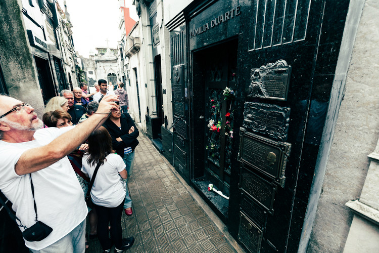 Turistas visitando túmulo de Eva Perón.