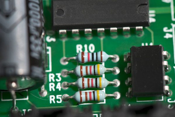 Associação de quatro resistores em paralelo.