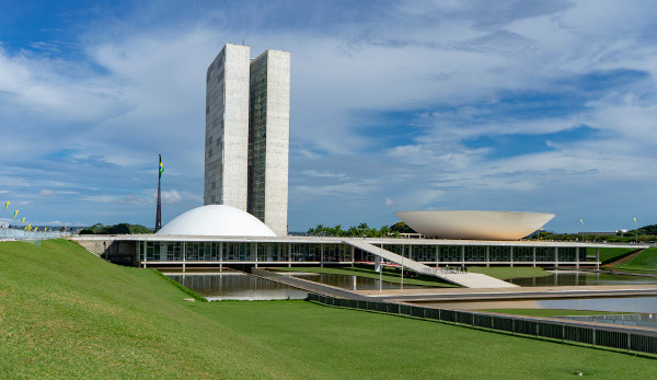 Vista da fachada do Congresso Nacional, em Brasília, no Brasil.