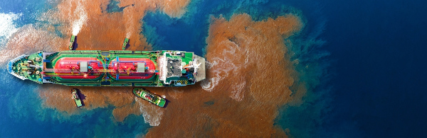 Vista superior de um derramamento de petróleo no mar.