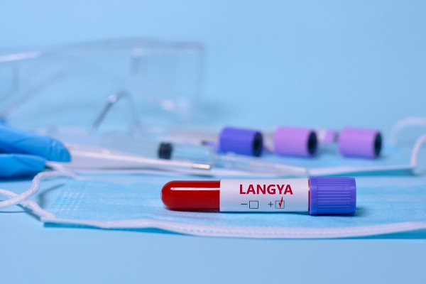 Tubo com amostra de sangue que testou positivo para o Langya henipavirus sobre uma superfície com outros objetos médicos.