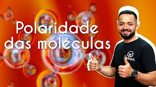 Professor ao lado do escrito "Polaridade das moléculas".