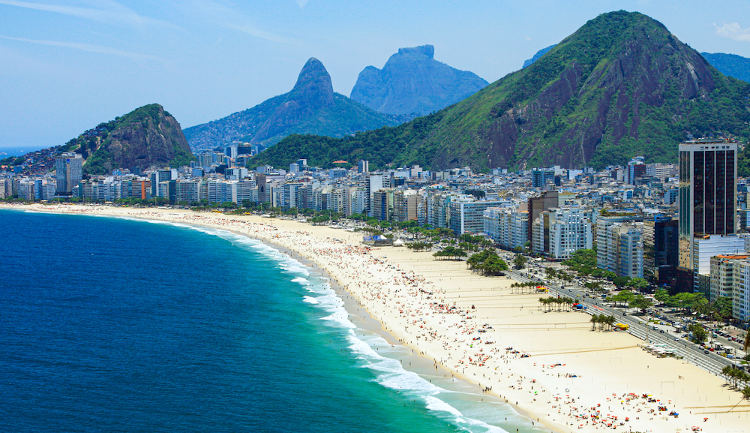 Vista aérea da praia de Copacabana, no Rio de Janeiro.