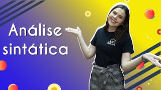 Professora ao lado do texto"Análise sintática"