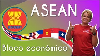 "ASEAN: bloco econômico" escrito sobre fundo verde e rosa acima da ilustração de bandeiras dos países asiáticos