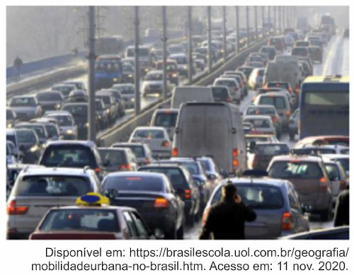 Congestionamento de veículos em via urbana.