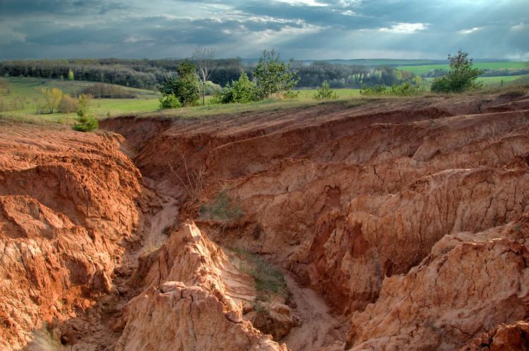 Processo de erosão do solo em uma região de estepes.
